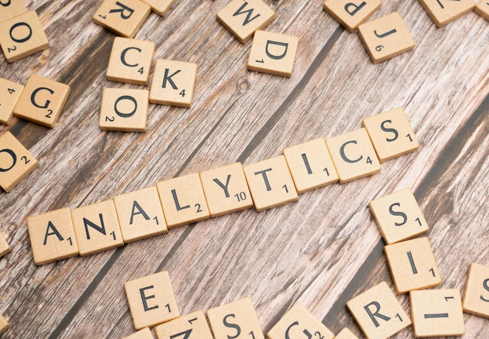 「ANALYTICS」の文字に並べられた木製のタイル