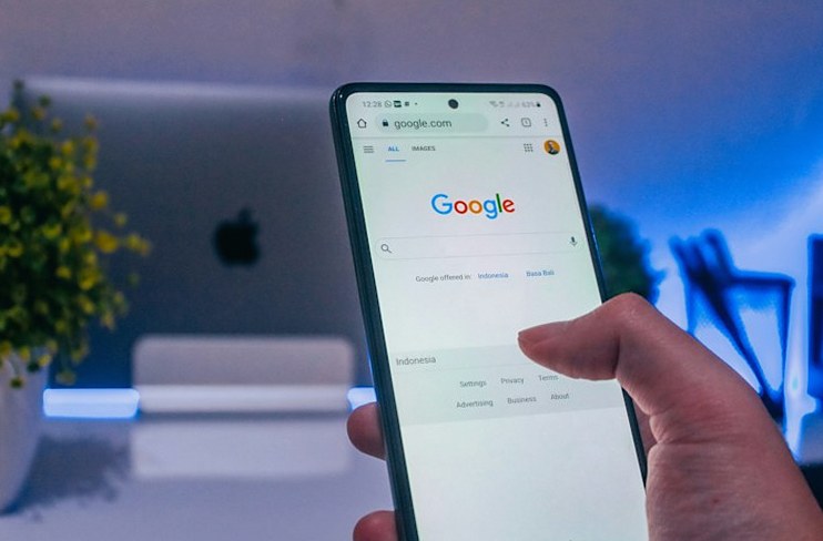 スマートフォンでGoogle検索を開いている手元